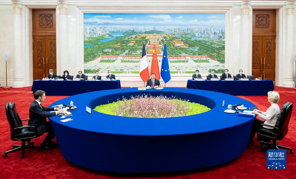 习近平同法国总统马克龙、欧盟委员会主席冯德莱恩举行中法欧三方会晤1_缩小大小.jpg