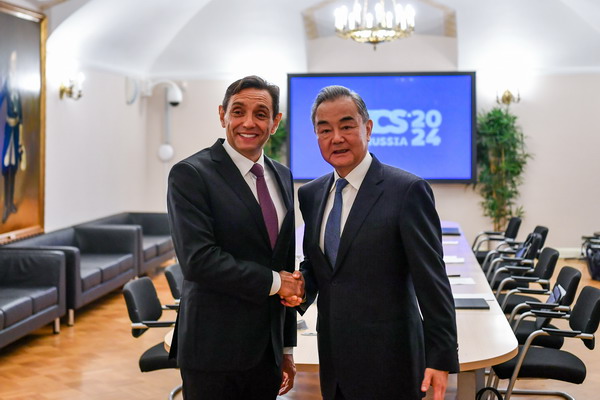 王毅会见塞尔维亚副总理武林1_缩小大小.jpg